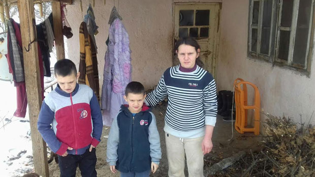 ПОРОДИЦИ СА КОСМЕТА ПОТРЕБНА ПОМОЋ: Деца по зими и леду у летњој гардероби
